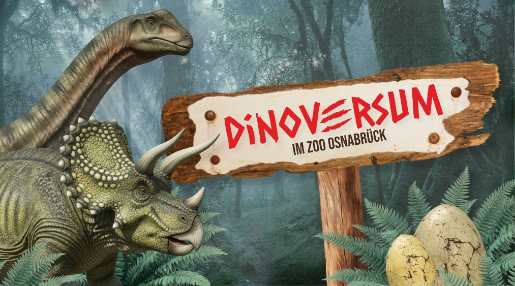 Illustration eines Urwaldes vor dem ein Brontosaurus und ein Stegosaurus links und das Dinoversum-Logo mit zwei Dinosauriereiern rechts gesetzt sind