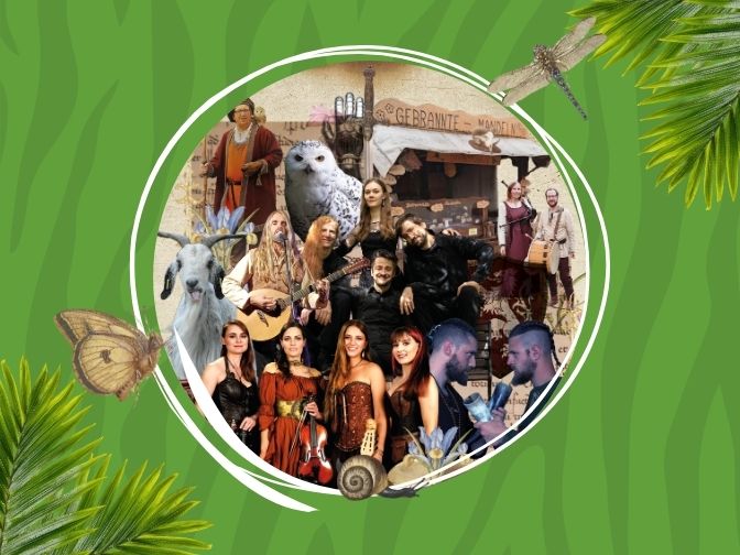 Mittelalter Spectaculum Collage aus diversen mittelalterlich gekleideten Personen und Markständen vor einem grünen Zebramuster