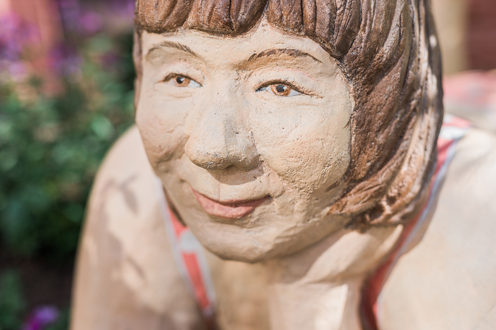 Nahaufname des Gesichts der Figur "Die Liegende"